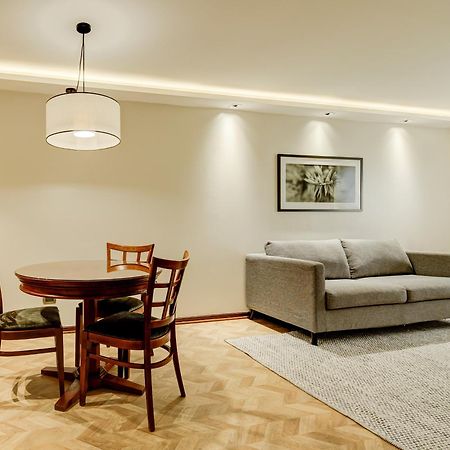 Plaza El Bosque Ebro Otel Santiago Dış mekan fotoğraf A living room with indirect lighting