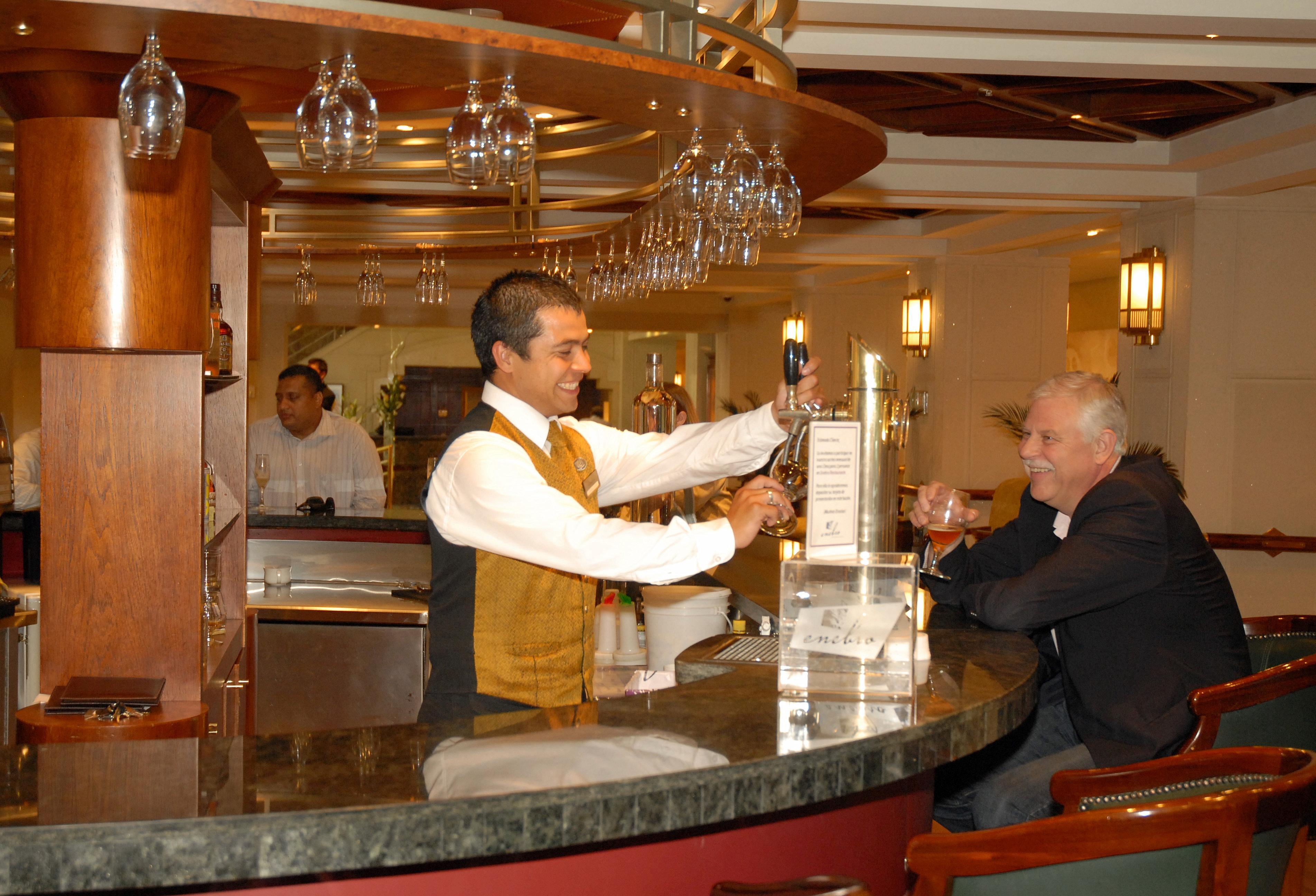 Plaza El Bosque Ebro Otel Santiago Dış mekan fotoğraf A bartender at work