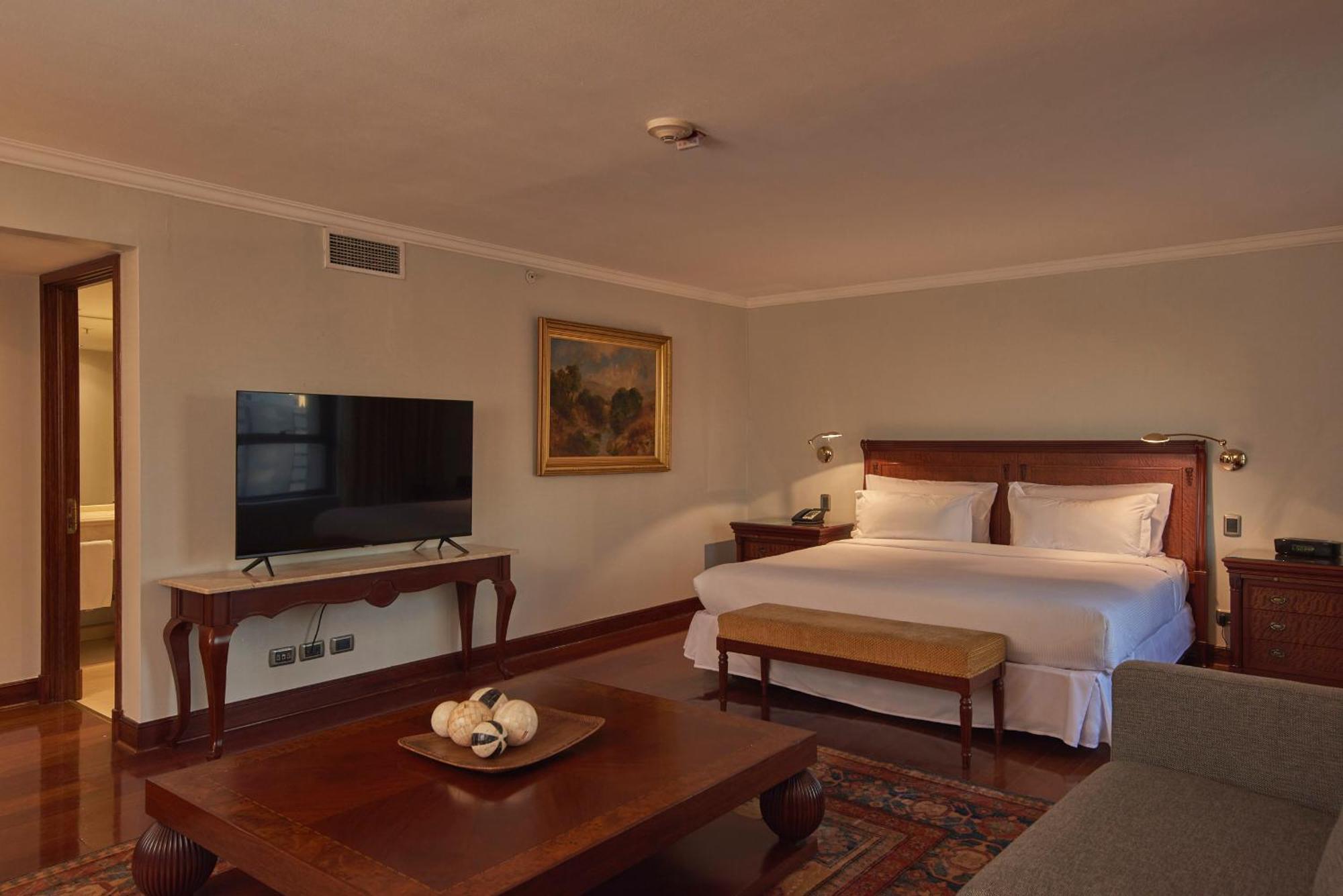 Plaza El Bosque Ebro Otel Santiago Dış mekan fotoğraf A bedroom at the hotel