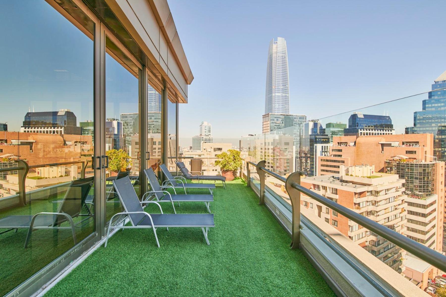 Plaza El Bosque Ebro Otel Santiago Dış mekan fotoğraf Artificial grass on a balcony