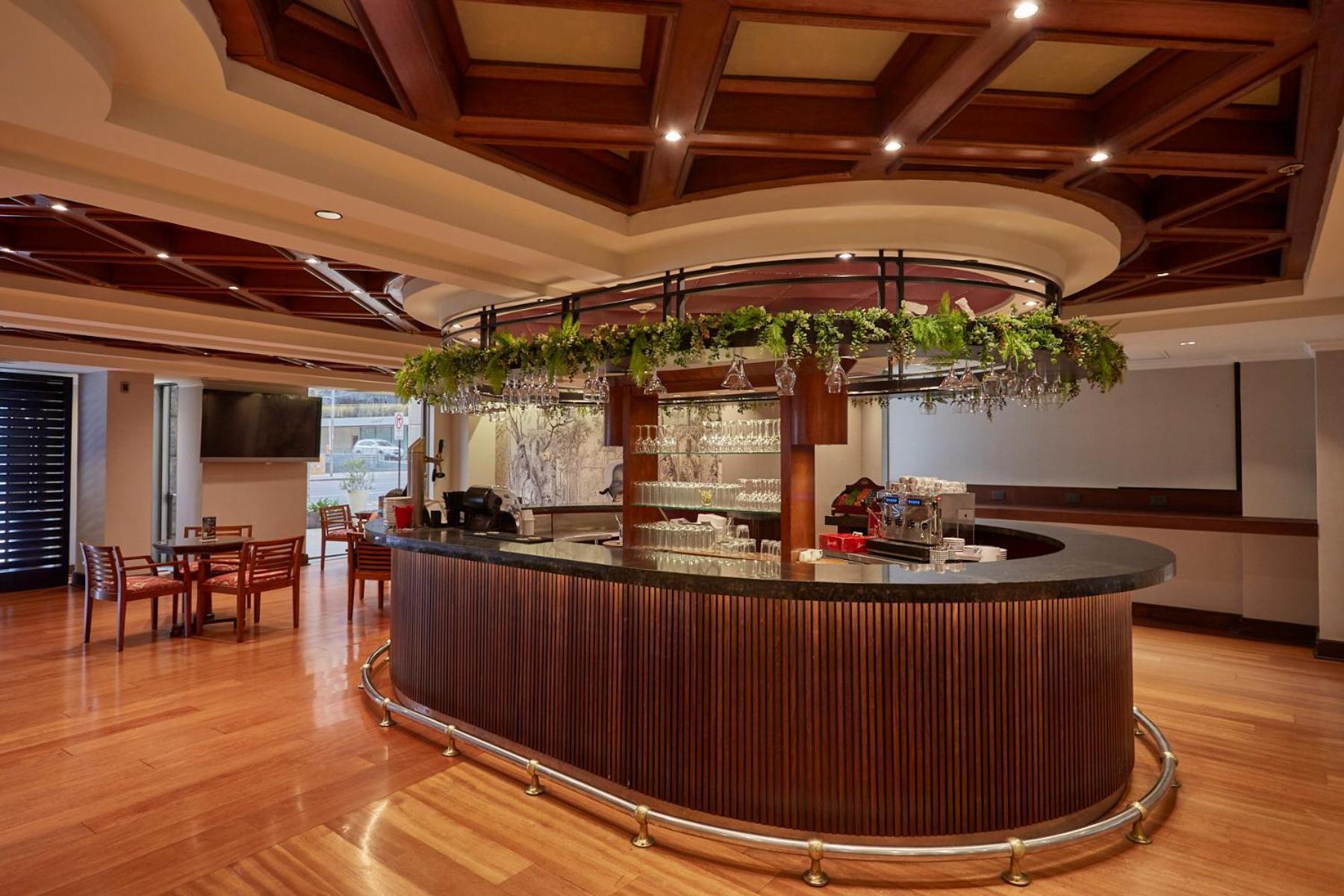 Plaza El Bosque Ebro Otel Santiago Dış mekan fotoğraf The bar at the lounge