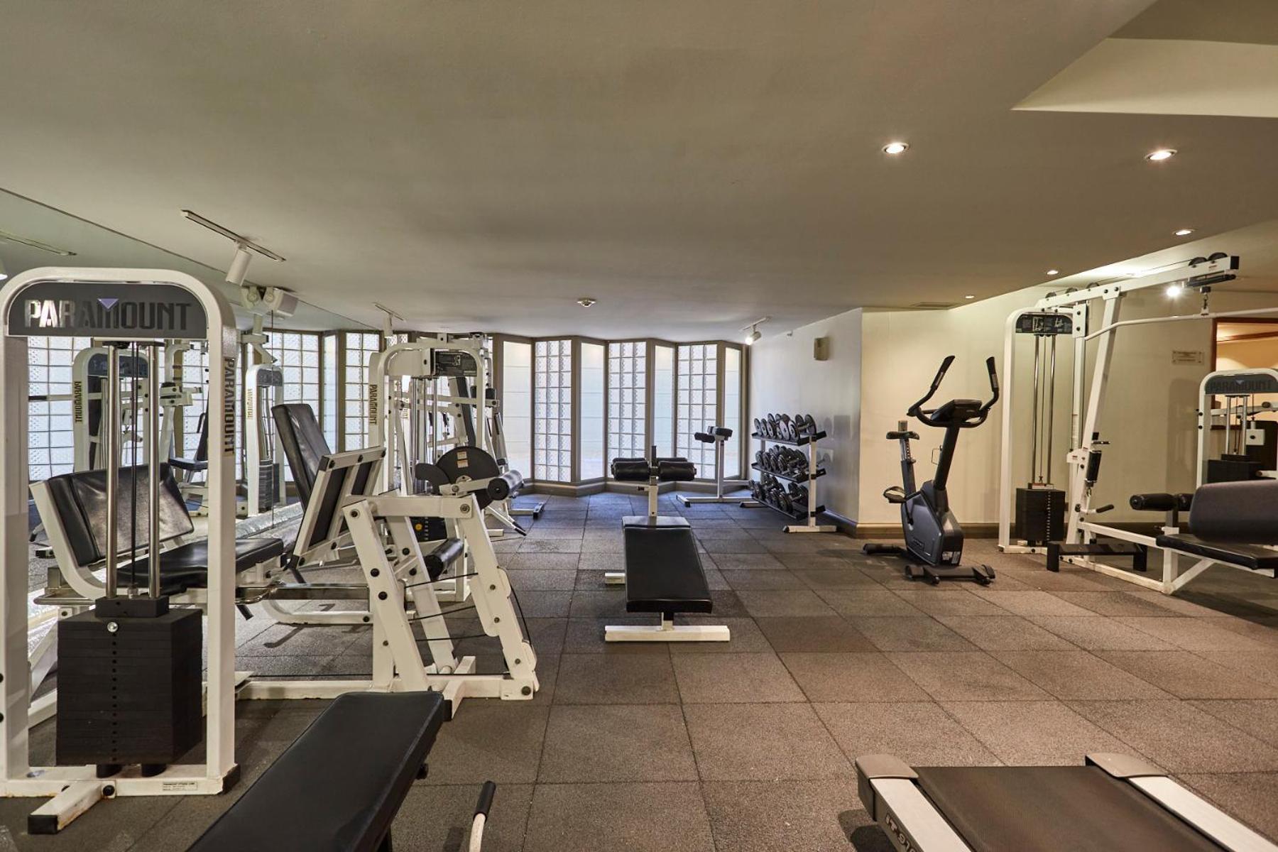 Plaza El Bosque Ebro Otel Santiago Dış mekan fotoğraf The gym at the hotel