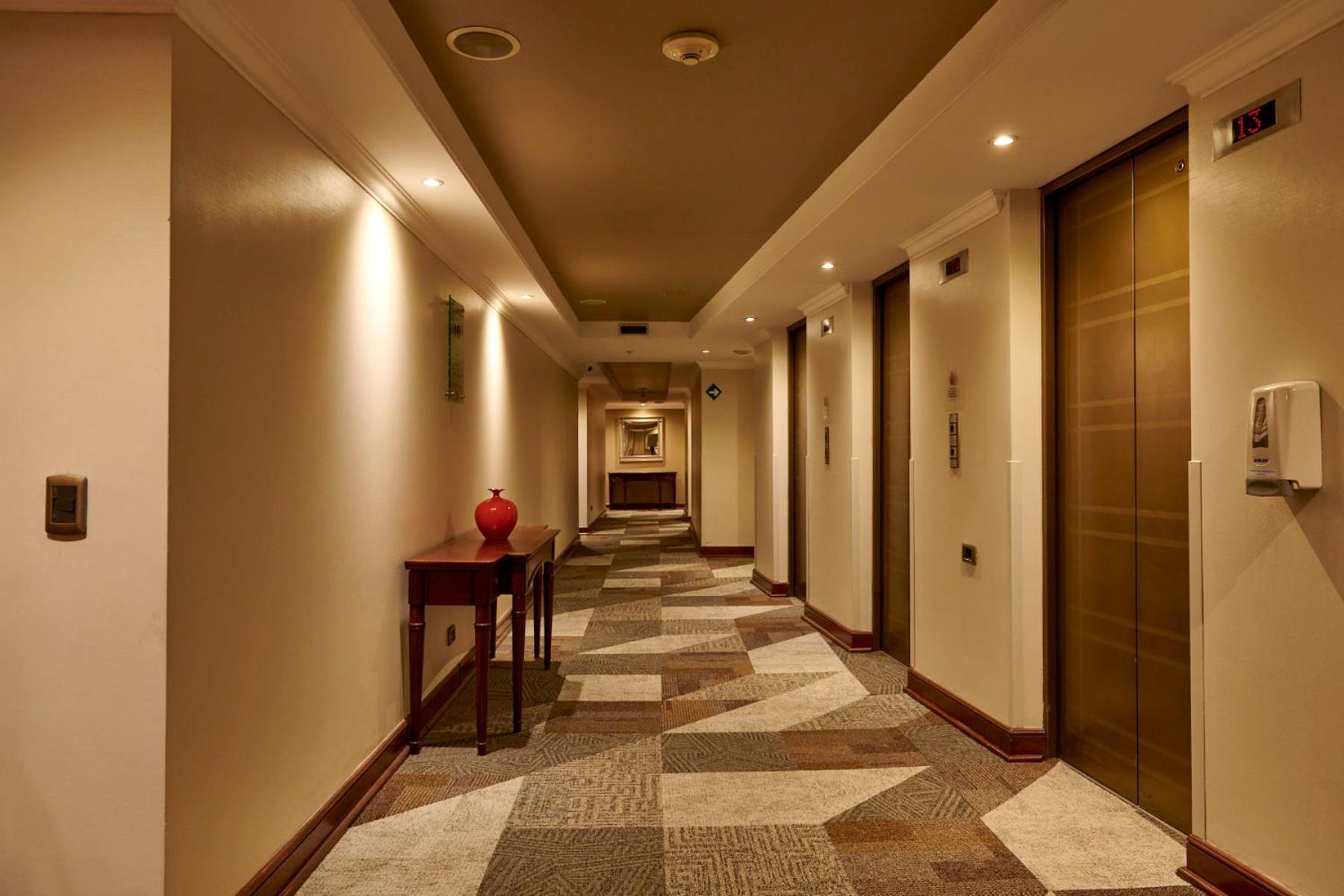 Plaza El Bosque Ebro Otel Santiago Dış mekan fotoğraf A corridor at the Hilton London Heathrow