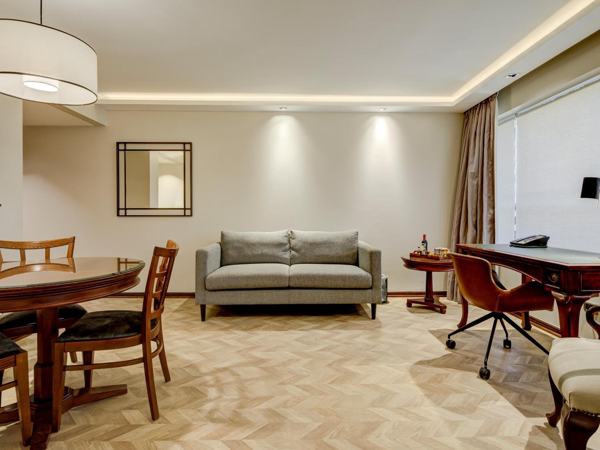 Plaza El Bosque Ebro Otel Santiago Dış mekan fotoğraf A living room with a parquet floor