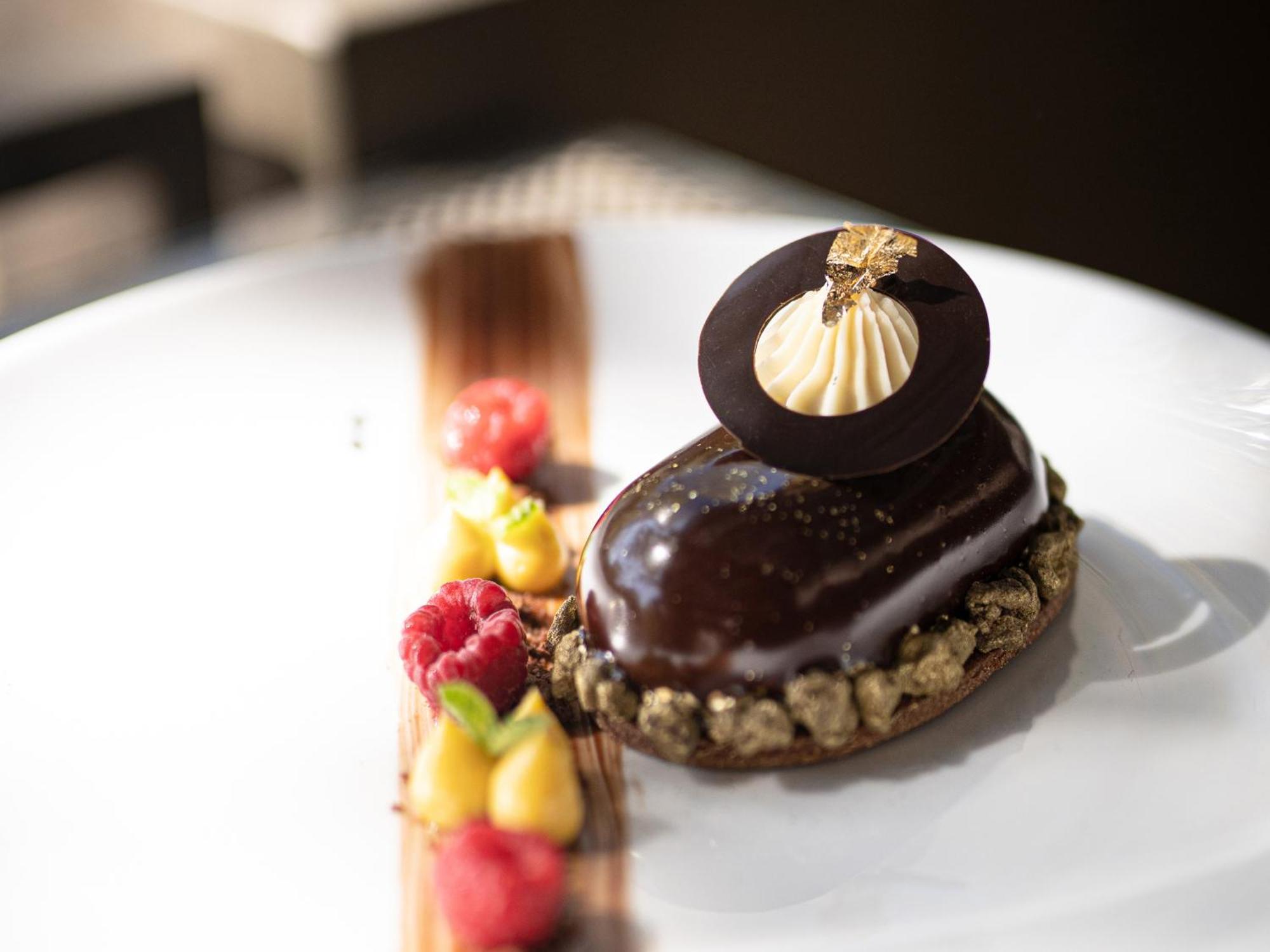Plaza El Bosque Ebro Otel Santiago Dış mekan fotoğraf A chocolate dessert