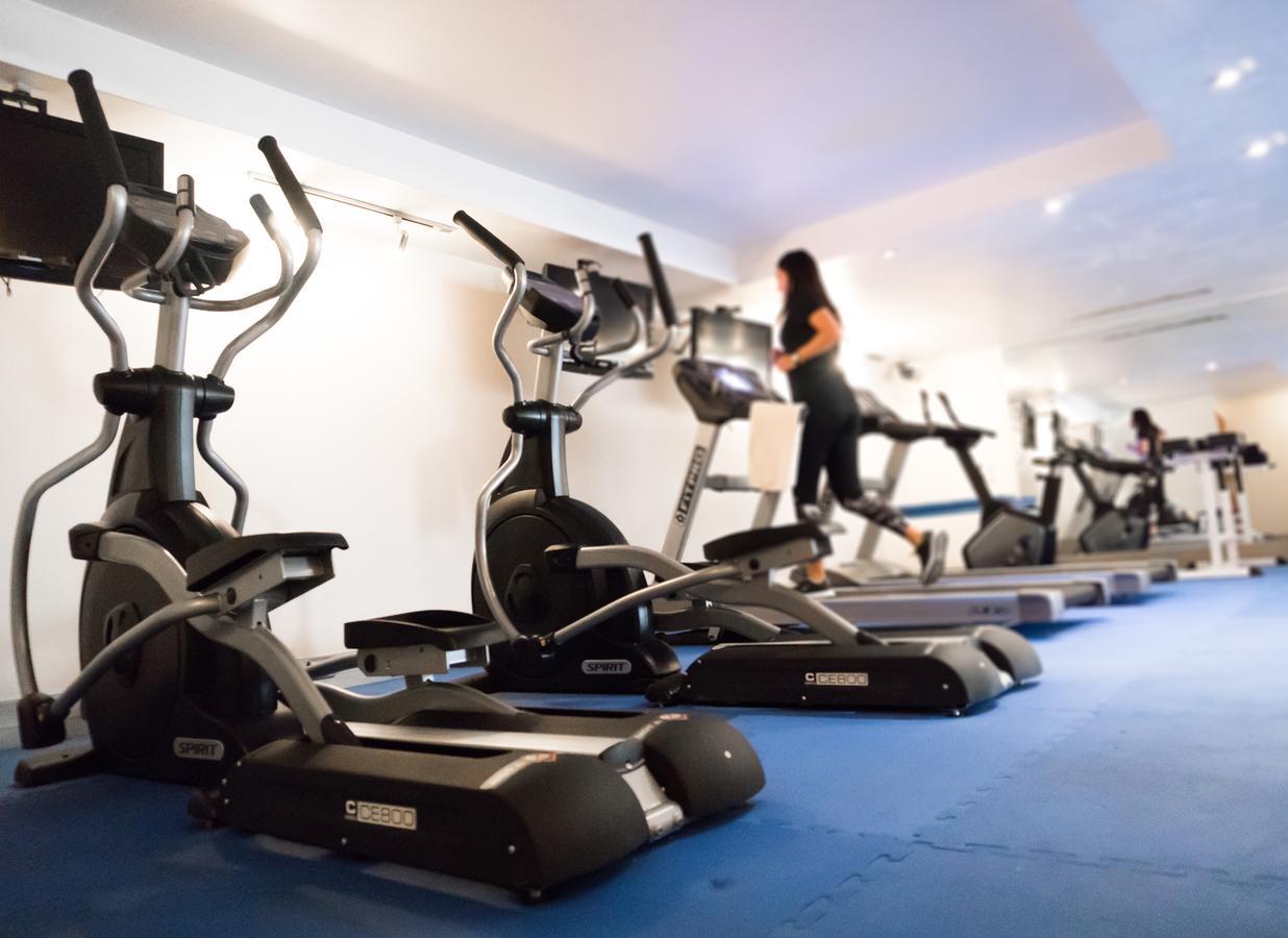 Plaza El Bosque Ebro Otel Santiago Dış mekan fotoğraf A woman on a treadmill